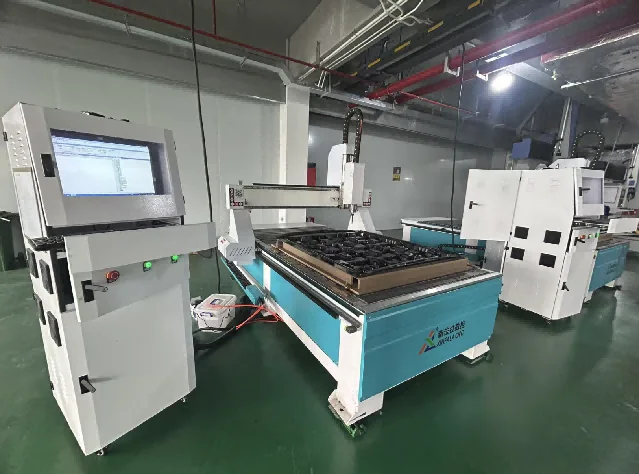 方宇三轴、五轴 CNC 雕刻机,台面上是一件成型托盘