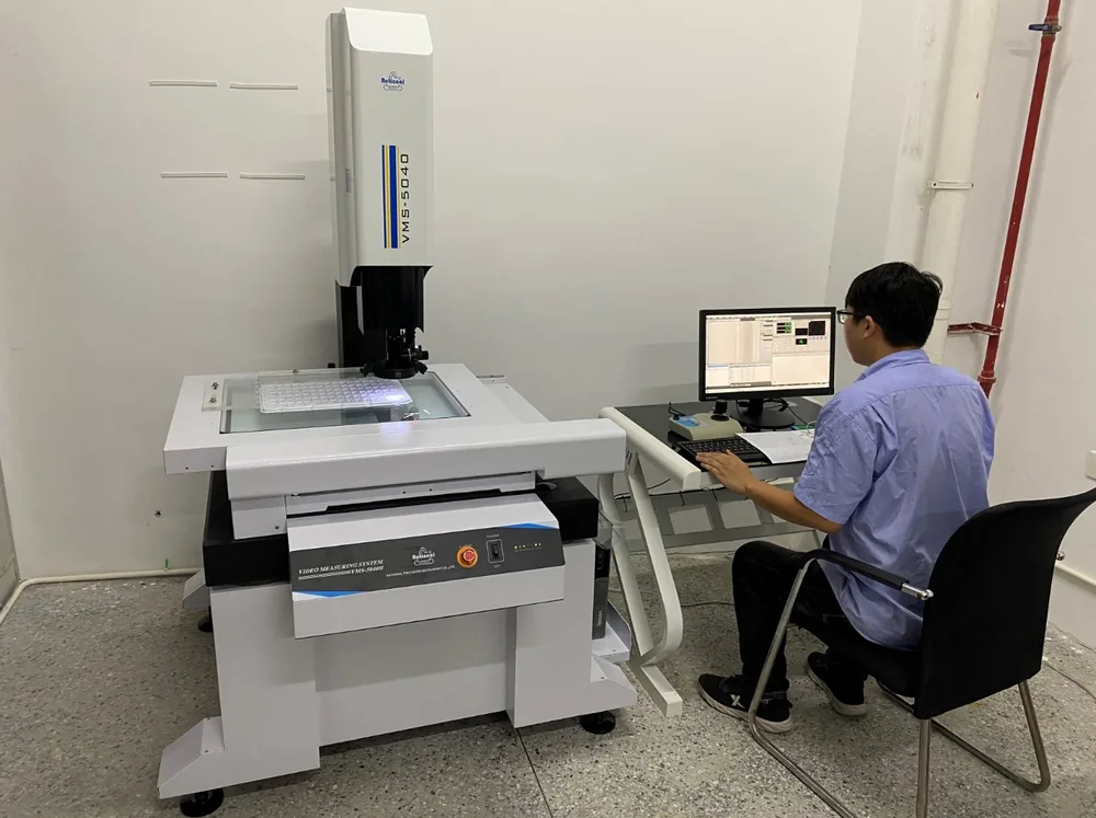 工程师使用影像测量仪检测零件尺寸