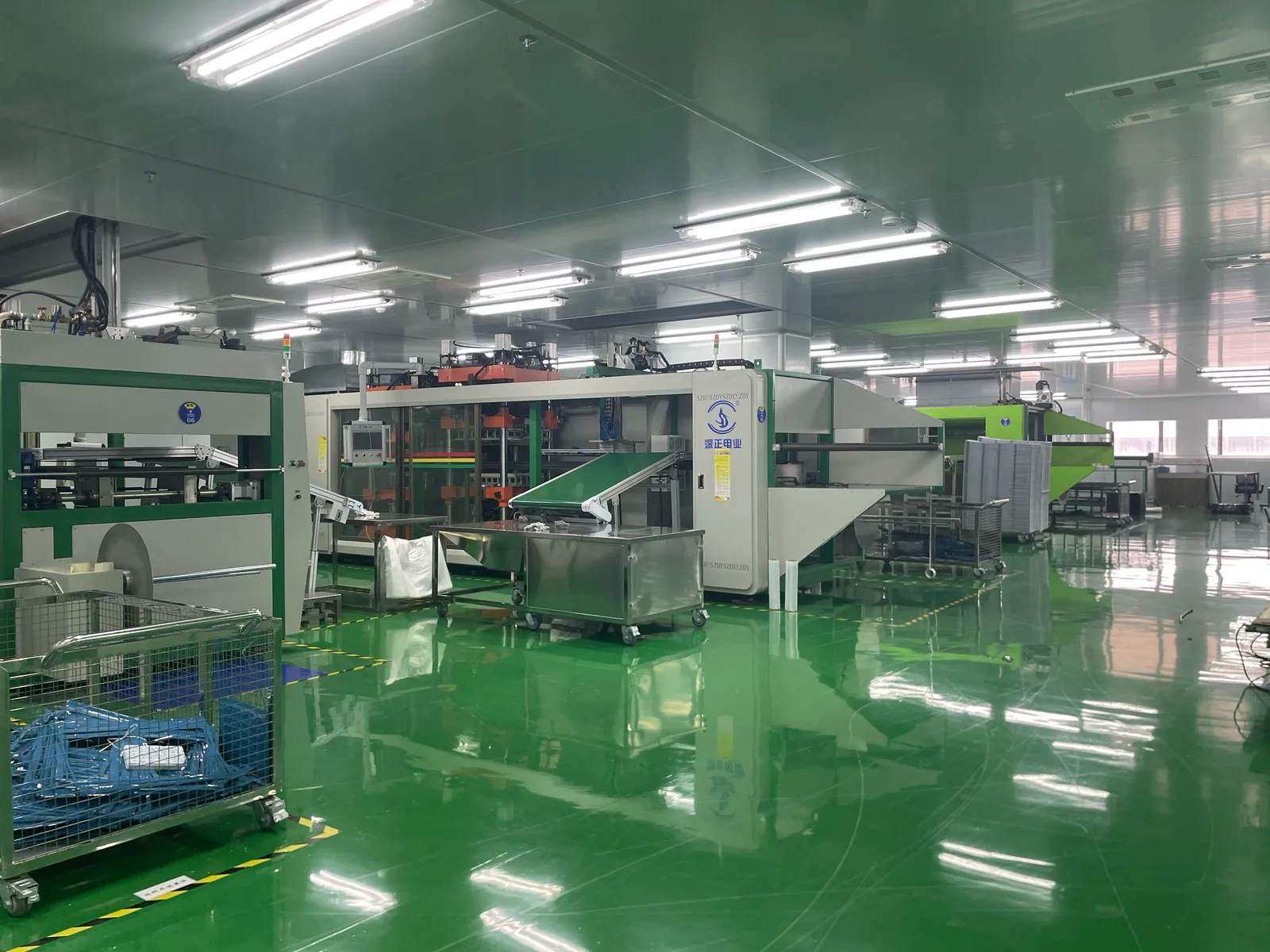 方宇薄壁吸塑车间：自动化高速成型生产线